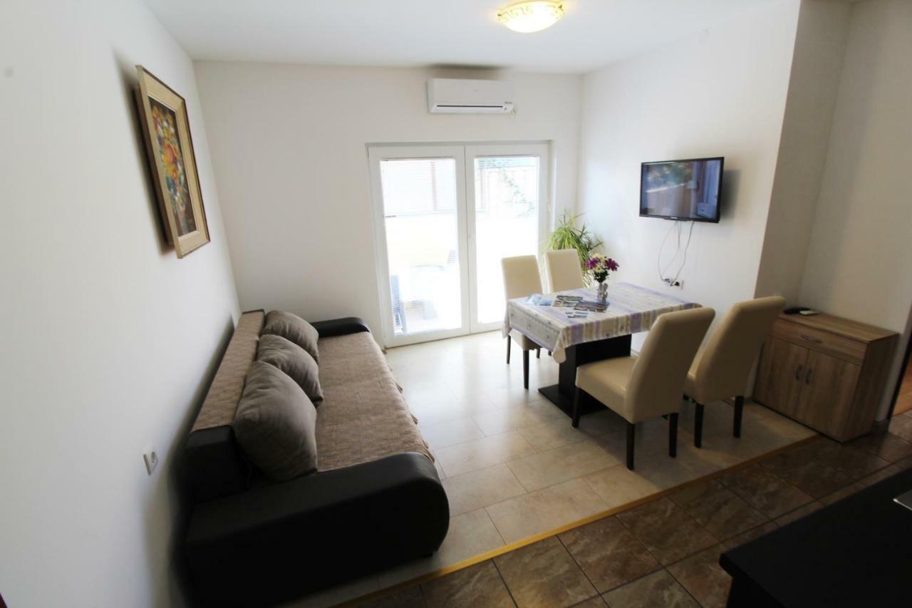 Guesthouse Sovlje Tribunj  Bagian luar foto